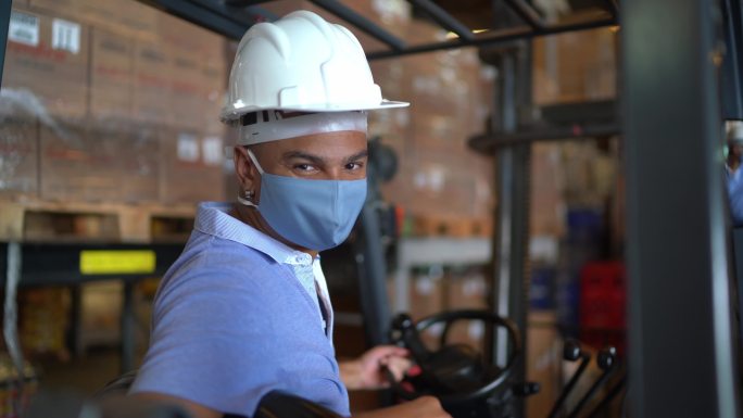 戴着口罩的工人外国人慢动作升格镜头