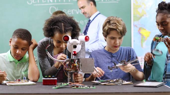 初中学生在工程课上建造机器人。