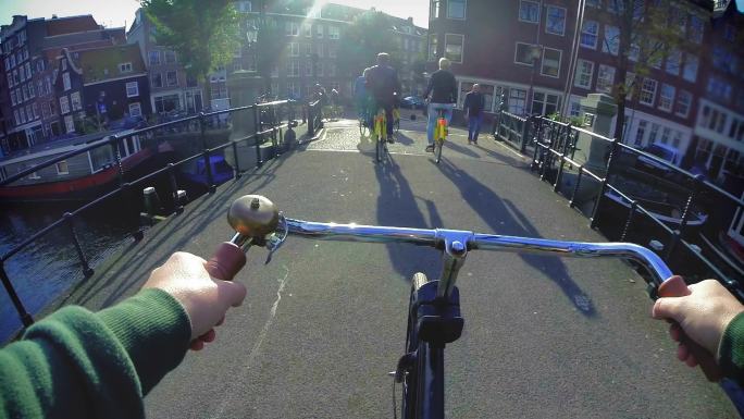 骑自行车的游客视频素材