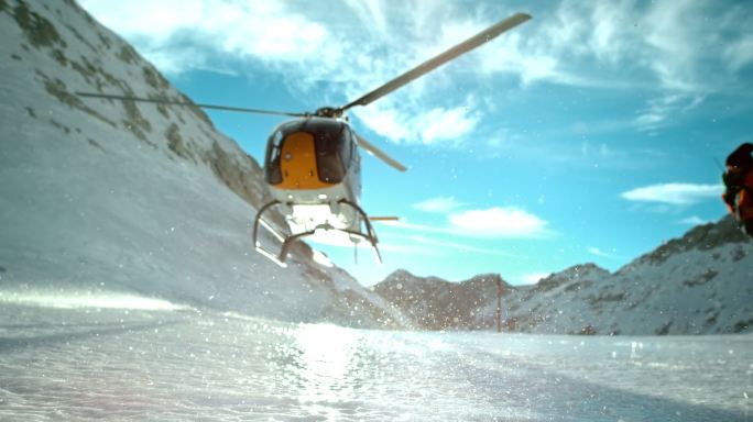 直升机在结冰的地面上盘旋