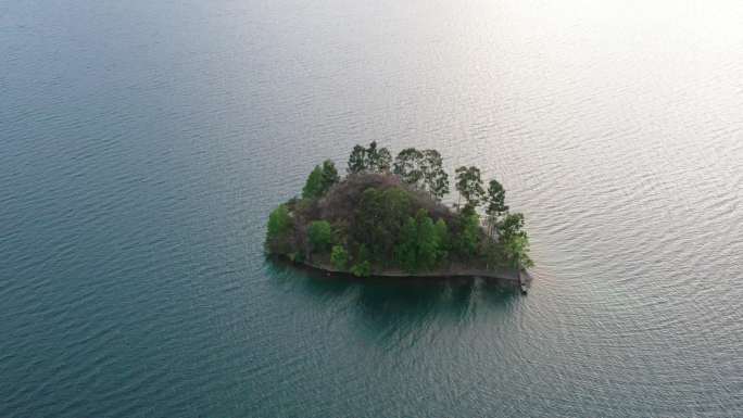4k航拍泸沽湖中小岛