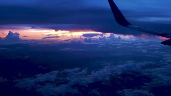 从飞机上看云层。飞机航空航班飞向天空起飞