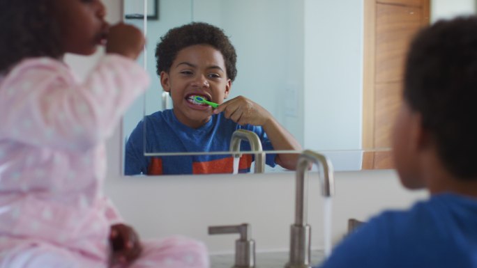 孩子在浴室刷牙