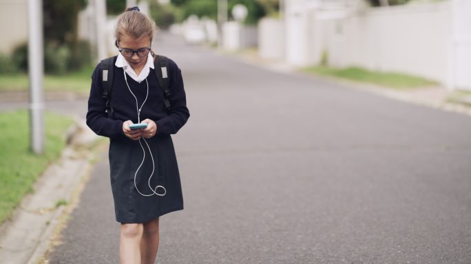 回家路上的女生放学学生中学生玩手机