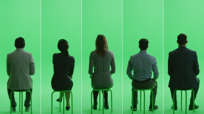 三男两女坐在色度键椅上