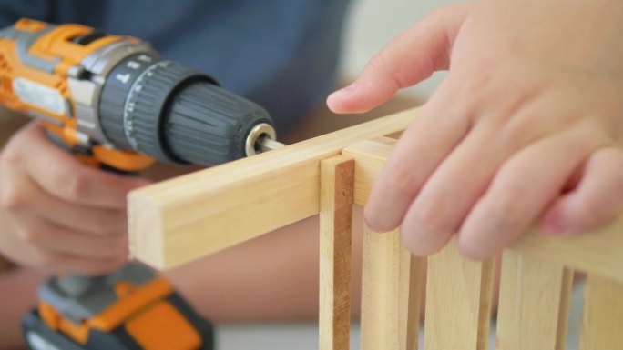 男孩在家里学习如何DIY木架。