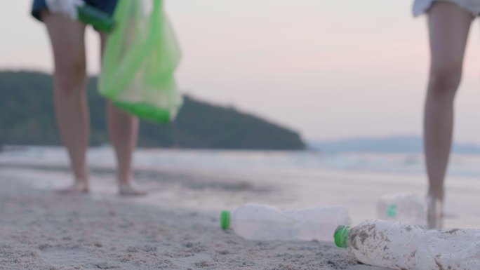 海滩上的垃圾环保人士塑料瓶保护环境
