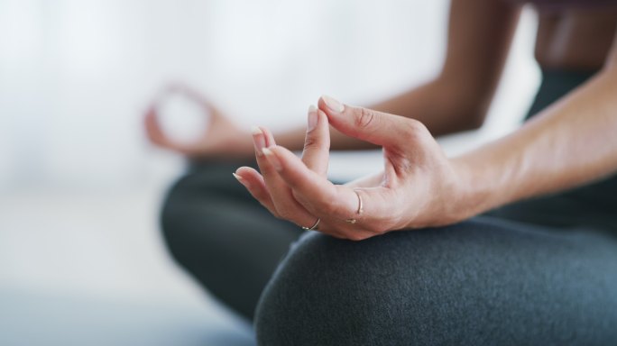 在冥想的女人盘坐练瑜伽打坐修身养性