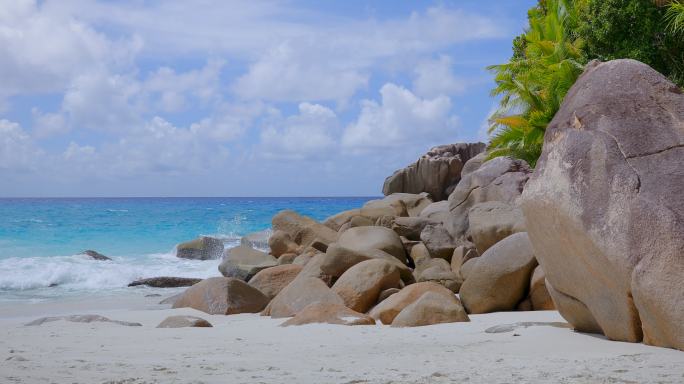 热带海滩上的花岗岩岩层