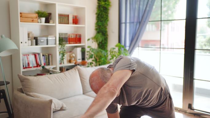 老人在家练习瑜伽健康退休老年人活动筋骨