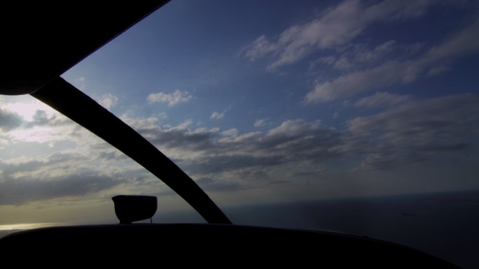 小型飞机的驾驶舱视角蓝天白云