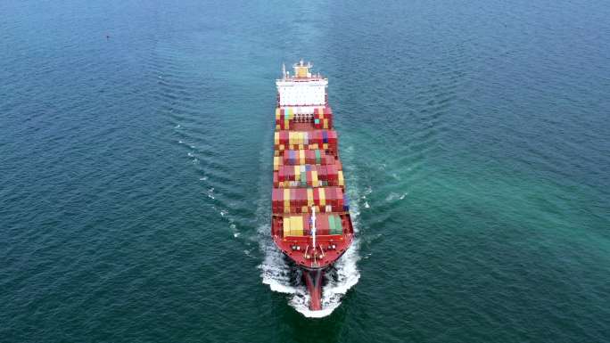 鸟瞰集装箱船水路运输货轮货物国际物流