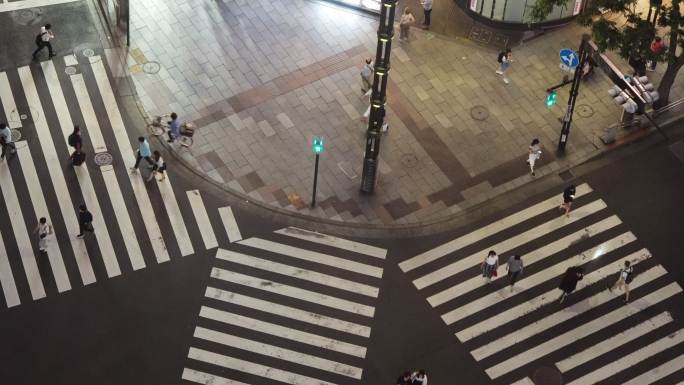 日本东京银座十字路口的行人俯视图。