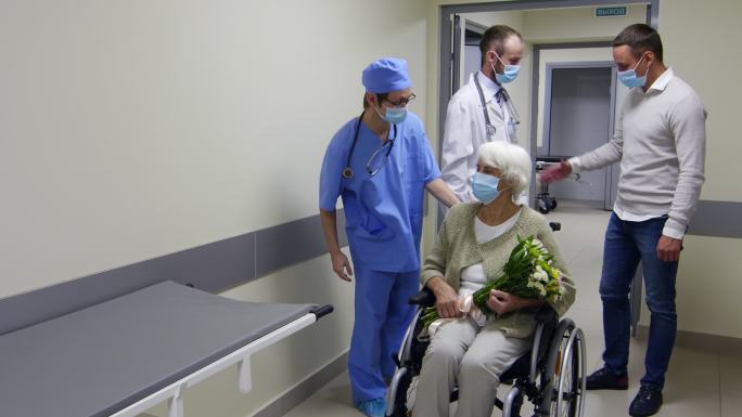 老年妇女出院诊所轮椅医疗保健和医学
