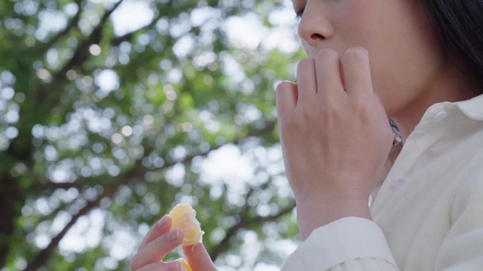 吃橘子的女孩