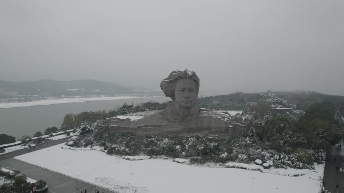 橘子洲头毛主席头像雪景