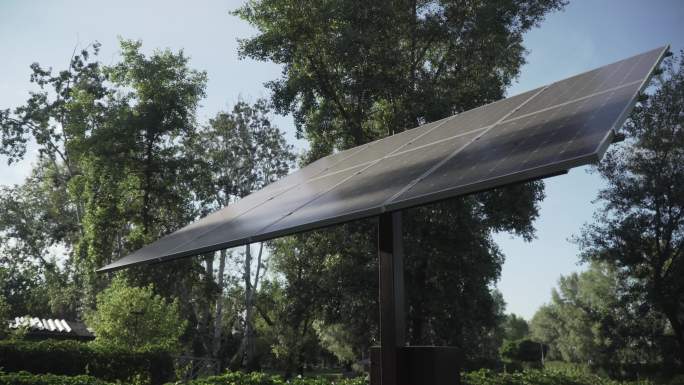 公园里的小太阳能电池板。