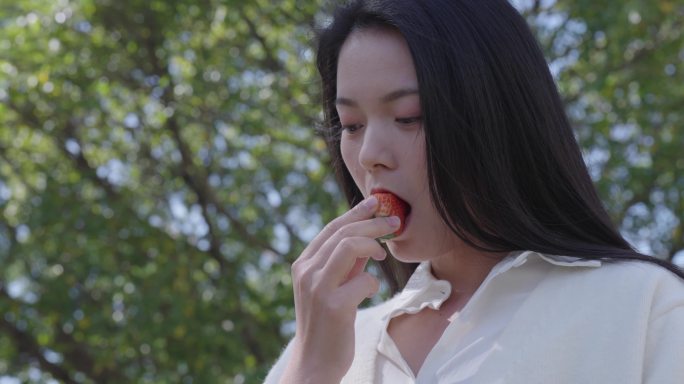 正在吃草莓的美女