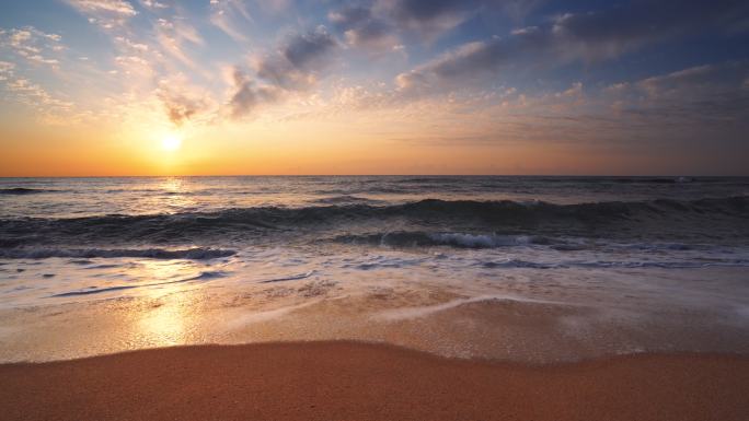 海浪冲刷着沙子。夏日夕阳黄昏航拍海浪声