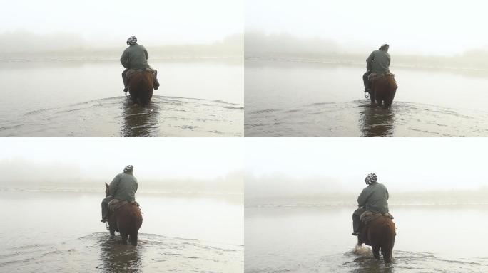 两名阿根廷高乔人在雾中骑马