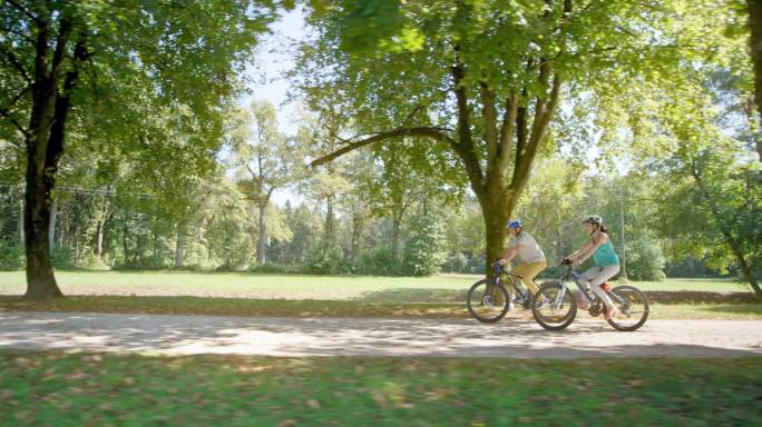 在公园骑自行的夫妇