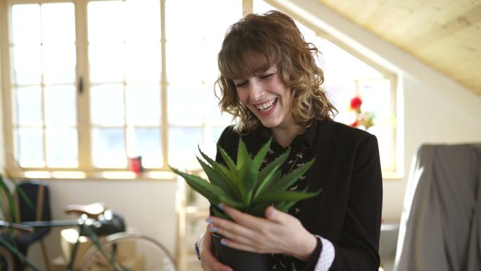 手持芦荟植物的美女