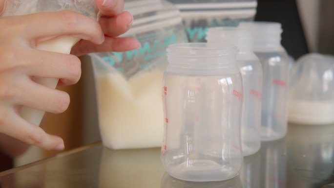 将母乳倒入奶瓶妈妈乳汁乳液保存储存