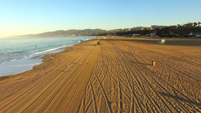 用犁耕机械每年耕作海滩的空中拍摄。
