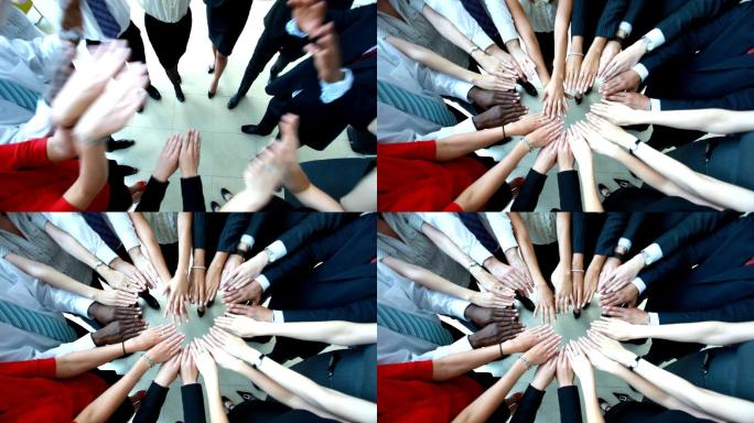 伸出手的一群人
