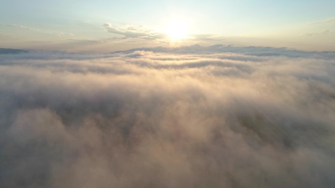 4K实拍-无人机穿过云海飞向朝阳