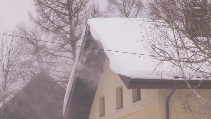积雪覆盖的乡村别墅屋顶
