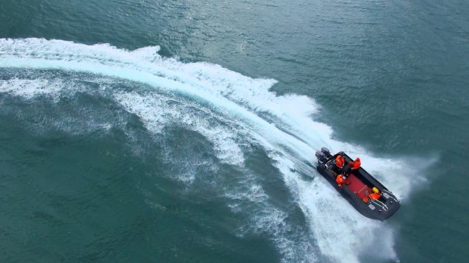 水面上的游艇穿梭乘风破浪救援救援队
