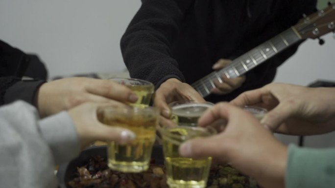 干杯，碰杯，喝酒庆祝,聚会喝酒庆祝