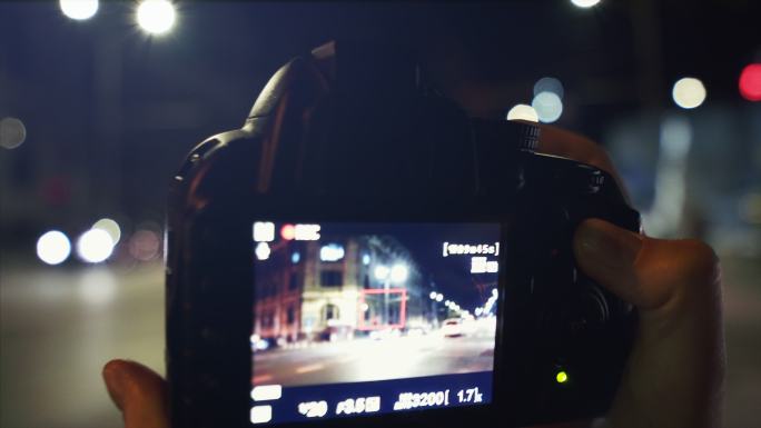 拍摄城市夜景的女性