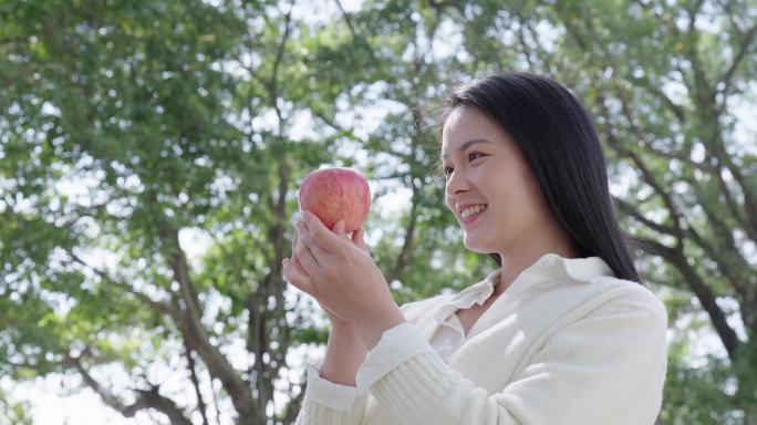 手拿苹果的女孩