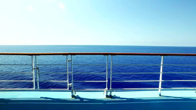 从游轮栏杆上眺望大海