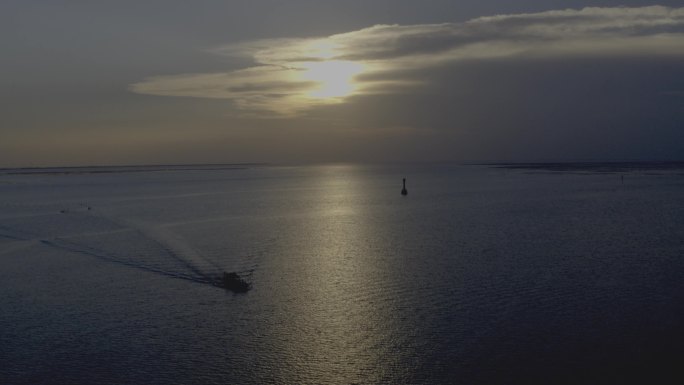 河上夕阳渔船剪影4K航拍素材
