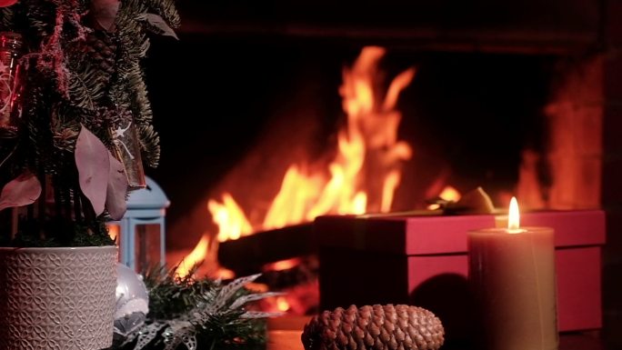 壁炉带火焰桌人造圣诞树礼品红盒和蜡烛