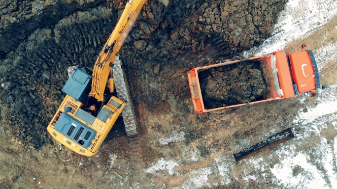 工业采石场的施工挖掘机工作。