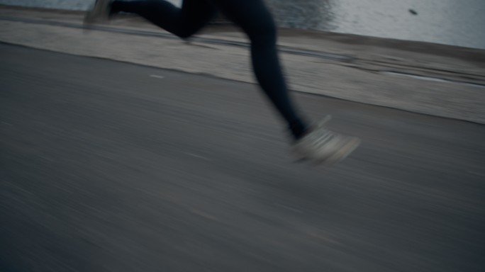 年轻快跑运动员沿港湾奔跑