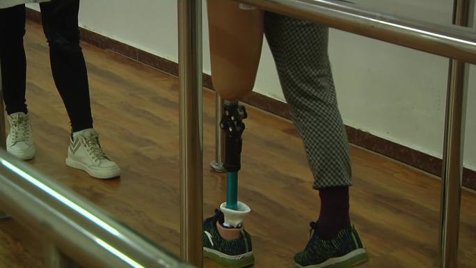 给残疾人安假肢康复使用假肢训练