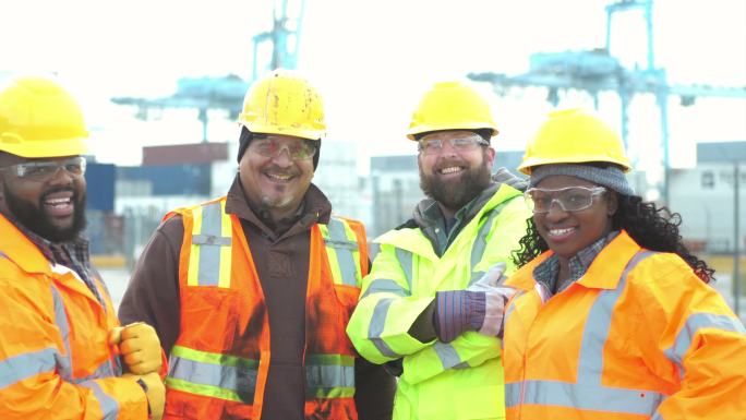 四名工人在港口工作