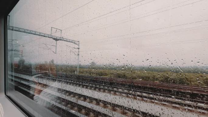 4K下雨天高铁窗户窗户看往外风景