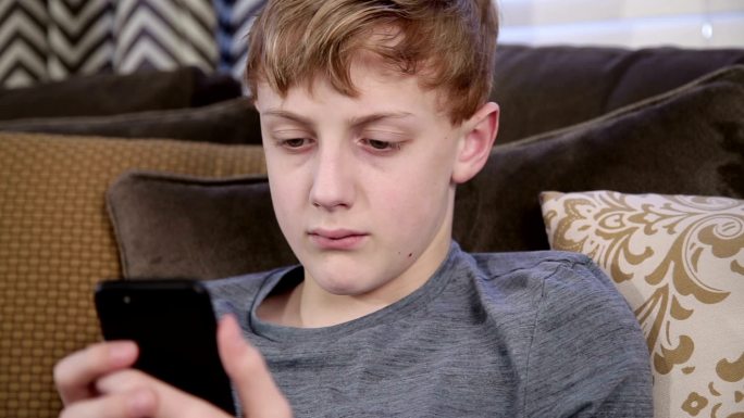 发短信的男孩儿童玩手机刷短视频爱护视力