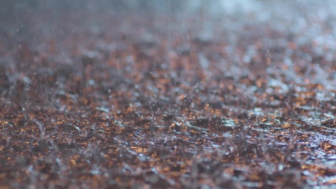 下雨 踩水 小女孩雨中等待