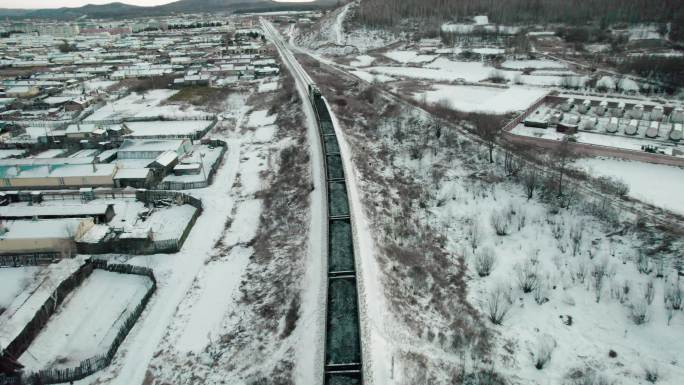 无人机空中拍摄北方小镇进站的火车