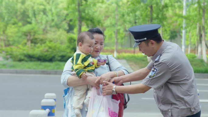 物业保安帮助业主 热情服务 温馨场景