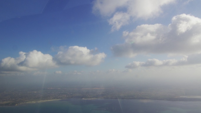 小型飞机的驾驶舱俯瞰非洲城市