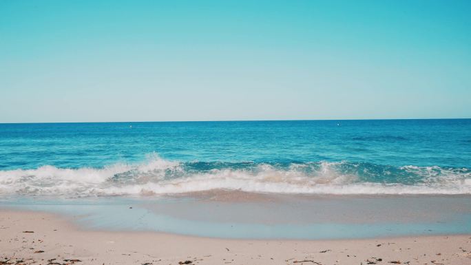 蔚蓝的天空和大海沙滩海浪蔚蓝