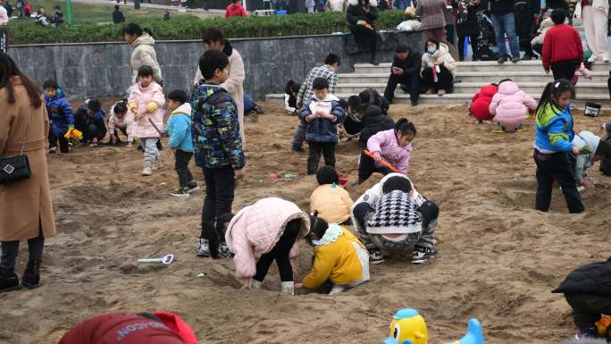 儿童游乐园沙堆玩沙
